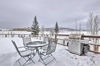 Cozy Granby Home with Deck Less Than 3 Mi to Ski and Golf - image 3