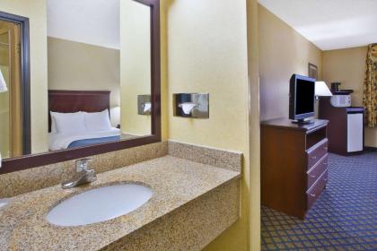 Quality Inn - image 15