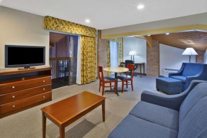 Quality Inn - image 8