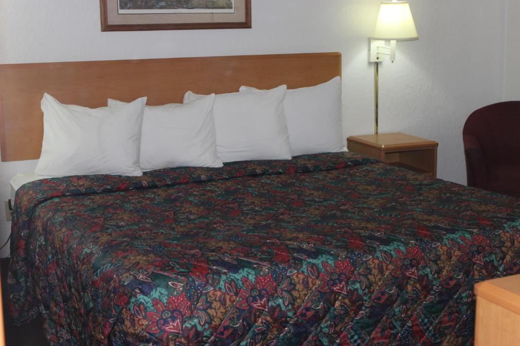 Americas Best Value Inn Grand Forks - image 3