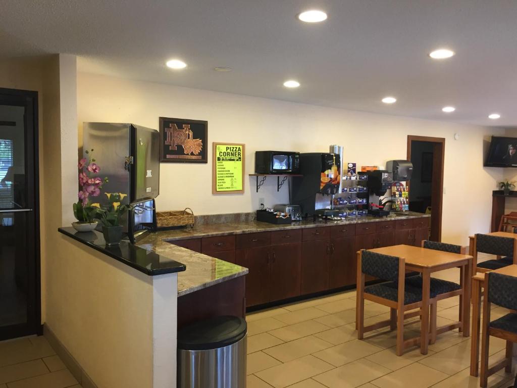 Americas Best Value Inn Grand Forks - image 6