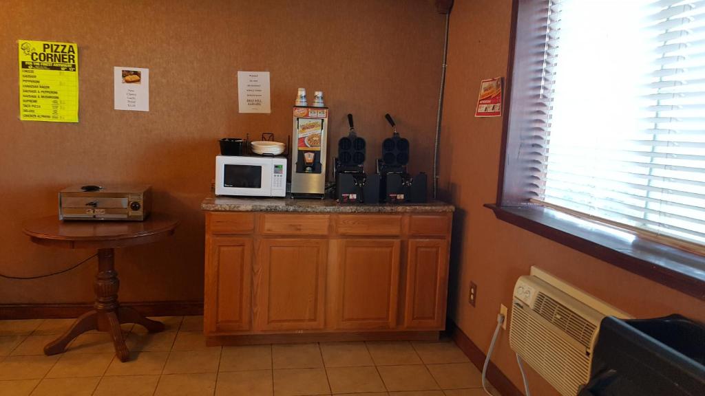 Knights Inn and Suites - Grand Forks - image 3