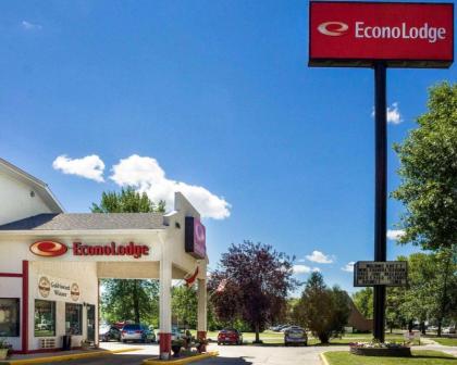 Econo Lodge Grand Forks - image 14