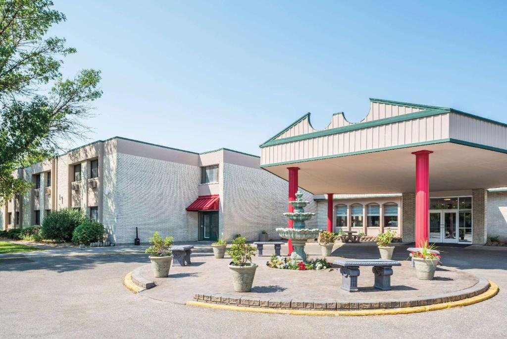 Ramada by Wyndham Grand Forks - main image