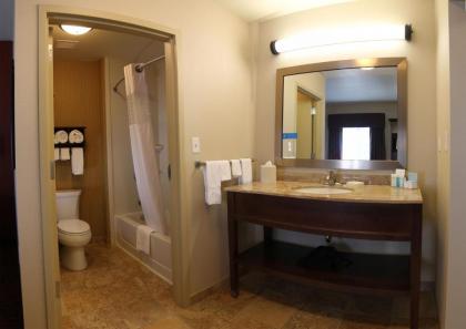 Hampton Inn & Suites Grand Forks - image 12