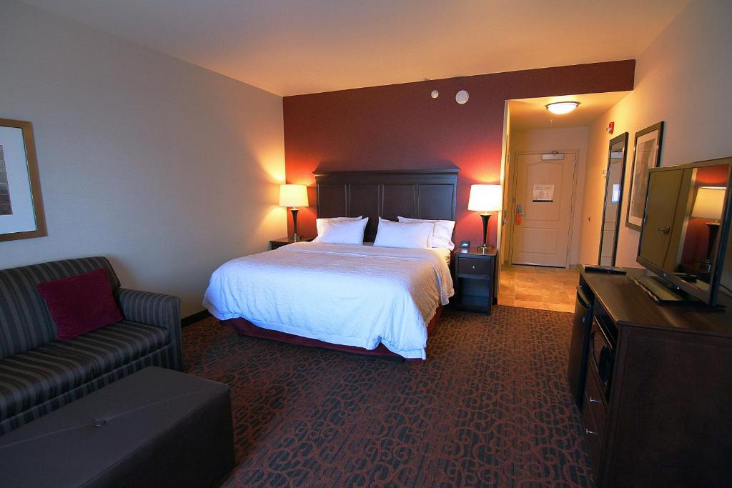 Hampton Inn & Suites Grand Forks - image 7