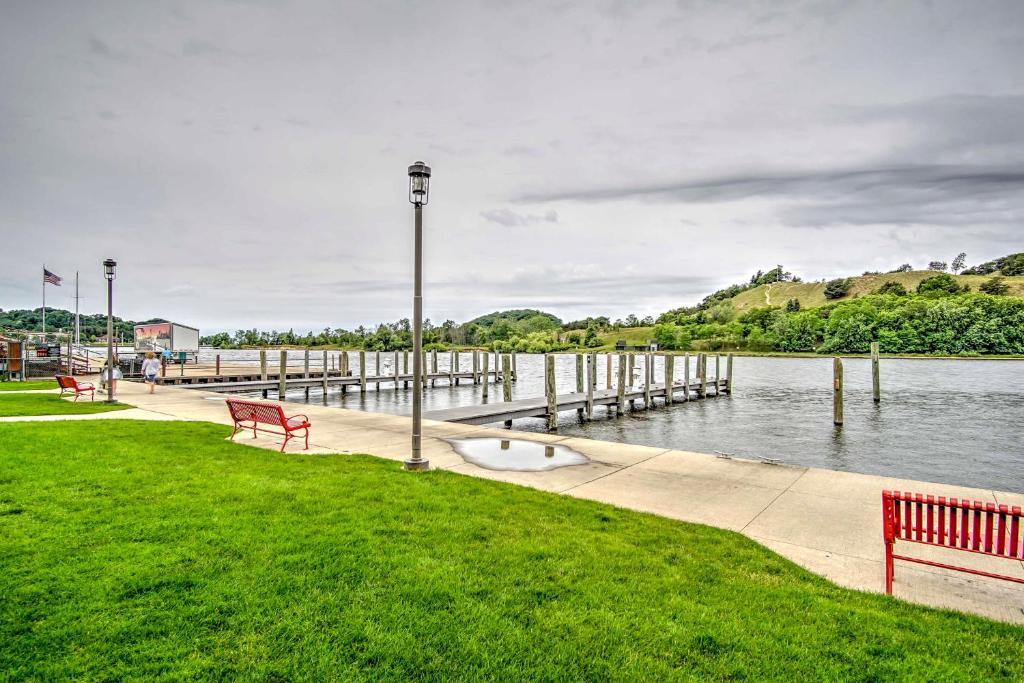 Cute Grand Haven Apartment Walk Downtown Streets! - image 7