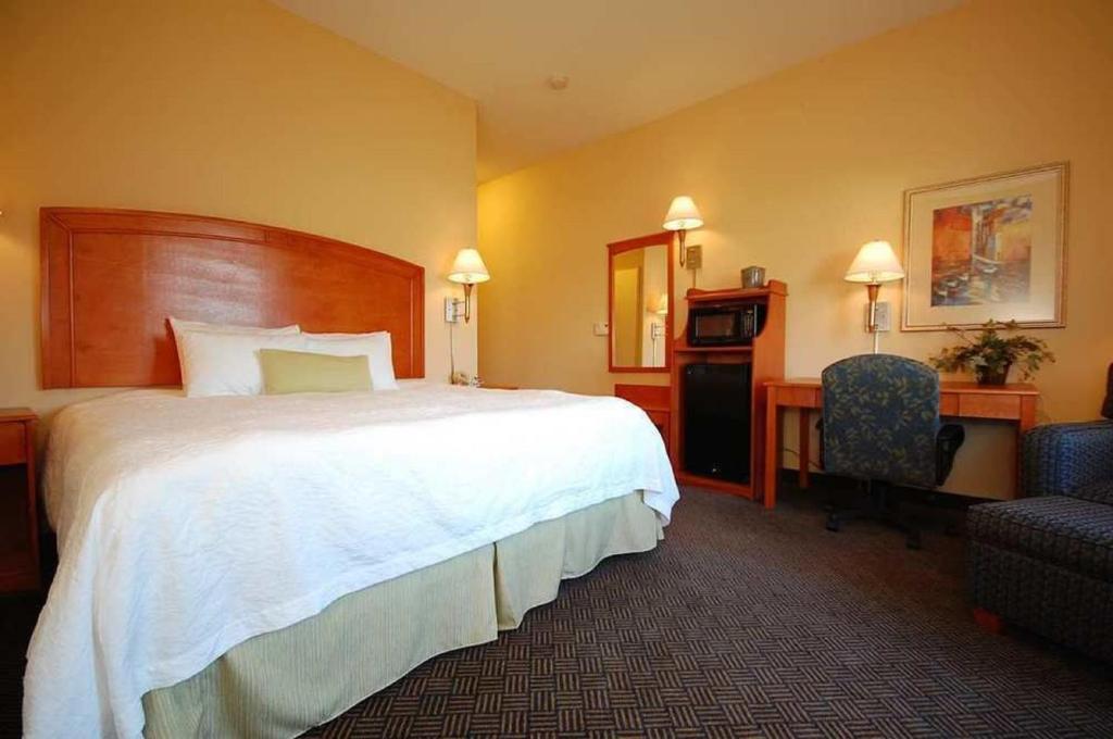 Hampton Inn Grand Island - image 3