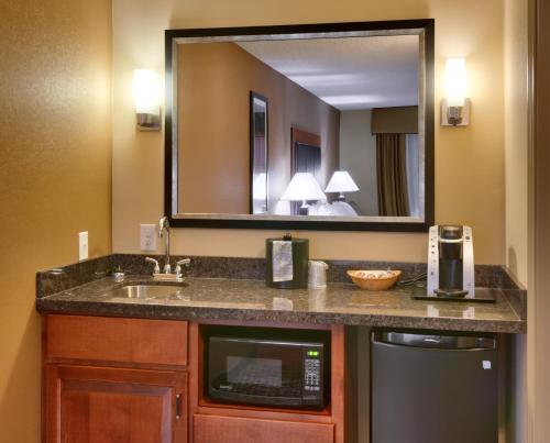 Holiday Inn Express Hotel & Suites Grand Junction an IHG Hotel - image 4