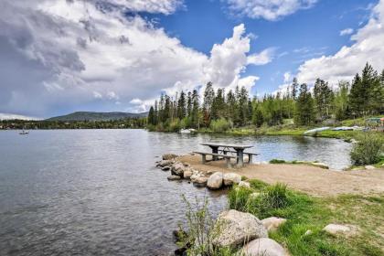 Rocky Mtn Retreat with Balcony Fire Pit and Grill! - image 7