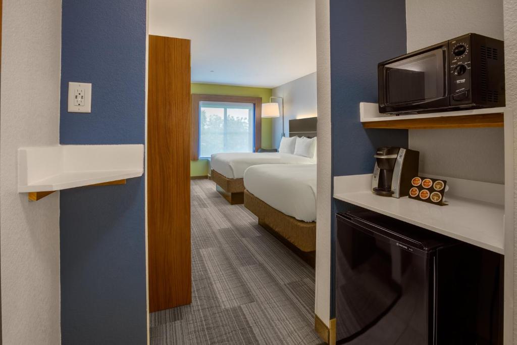 Holiday Inn Express Hotel & Suites Dallas - Grand Prairie I-20 an IHG Hotel - image 2