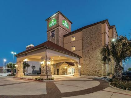 La Quinta by Wyndham Dallas Grand Prairie South - image 9