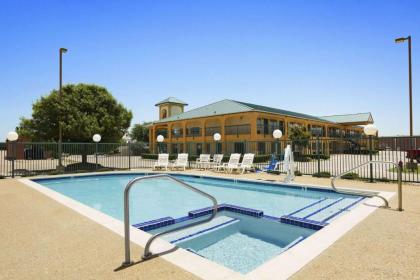 Super 8 by Wyndham Grand Prairie Southwest - image 2