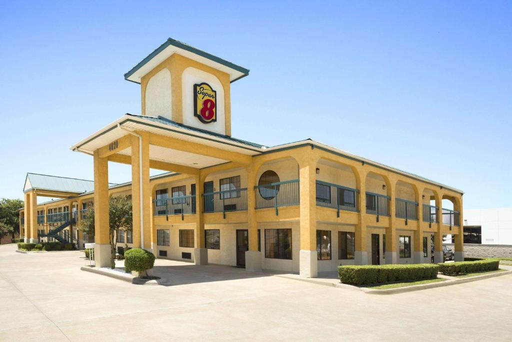 Super 8 by Wyndham Grand Prairie Southwest - image 3