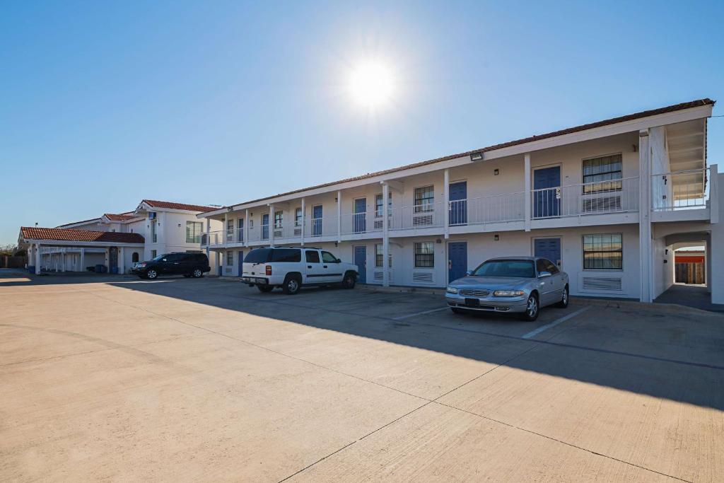 Motel 6-Grand Prairie TX - Interstate 30 - image 4