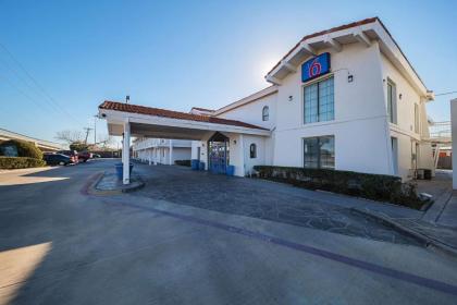 Motel 6-Grand Prairie TX - Interstate 30 - image 9