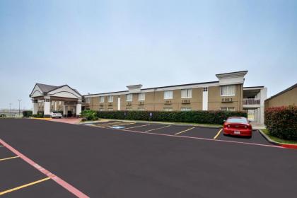 Super 8 by Wyndham Grand Prairie North - image 14