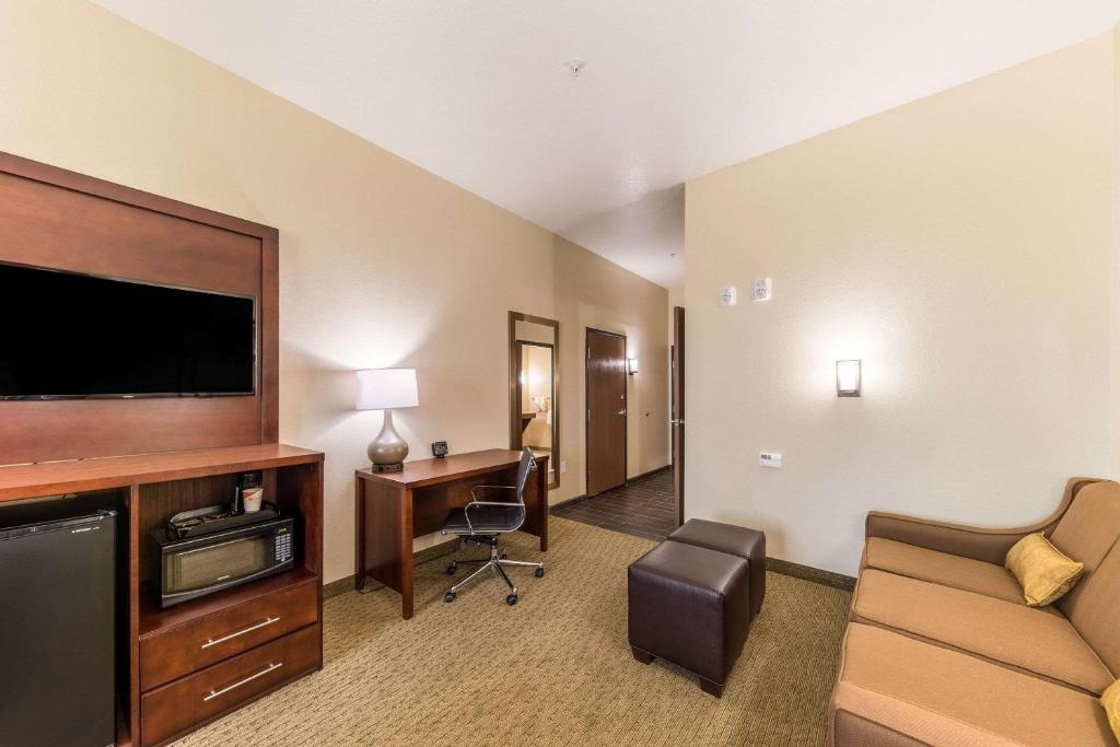 Comfort Suites Grand Prairie - Arlington North - image 2