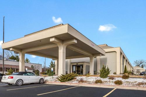 Clarion Inn and Suites Airport - main image