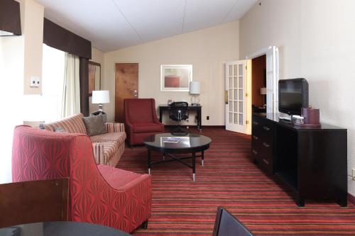 Plaza Grand Rapids Airport Hotel & Conference Center - image 3