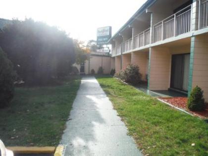 Budgetel Inn & Suites Hotel - image 3