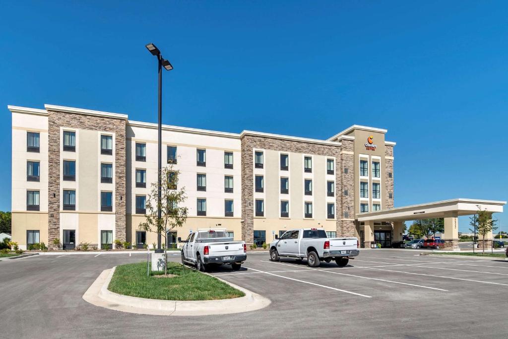 Comfort Suites Grandview - Kansas City - image 3