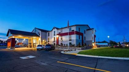 Best Western Plus Grand Castle Inn & Suites Grand Rapids West - image 2