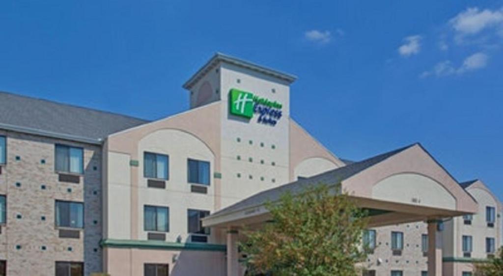 Holiday Inn Express & Suites Mishawaka - South Bend - image 2