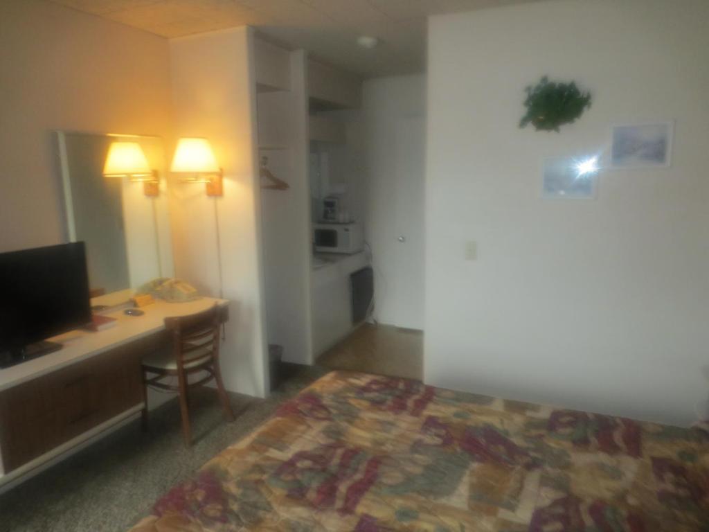 Downtowner Inn - image 7