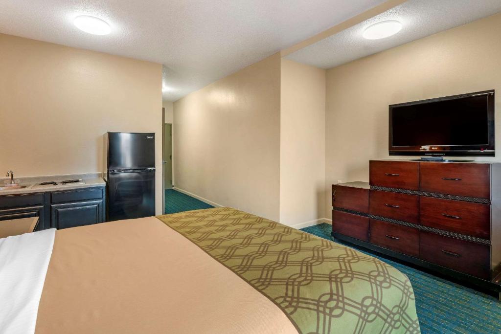 Econo Lodge Inn & Suites Granite City - main image