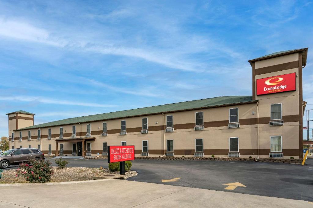 Econo Lodge Inn & Suites Granite City - image 2