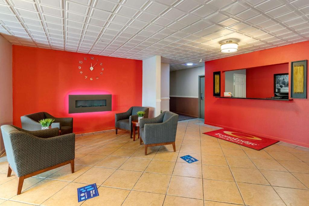 Econo Lodge Inn & Suites Granite City - image 3