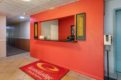 Econo Lodge Inn & Suites Granite City - image 5