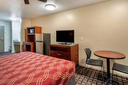 Econo Lodge Inn & Suites Granite City - image 9