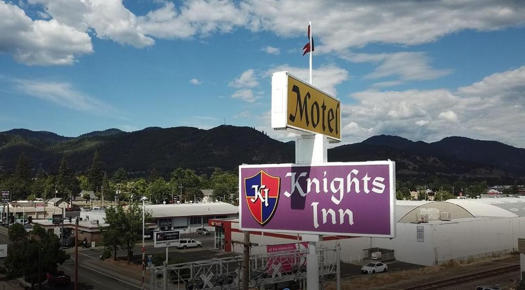 Knights Inn Motel - image 2