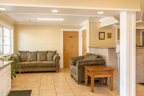 Quality Inn Grants Pass - image 6