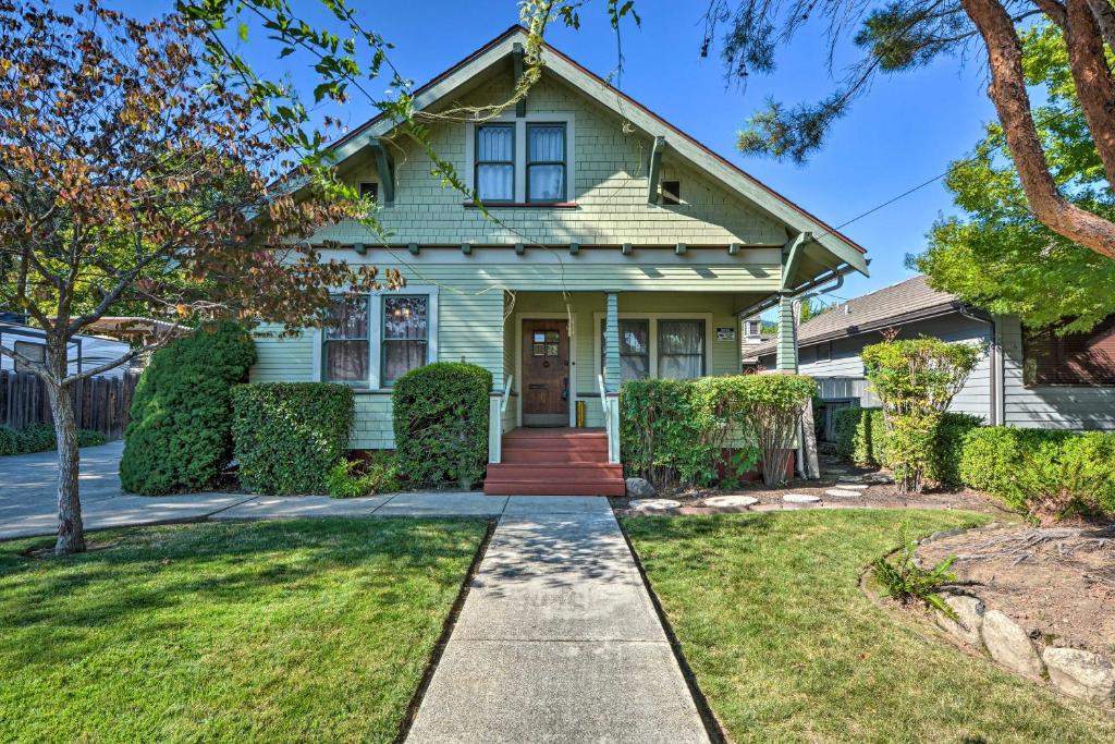 Unique and Historic 1920s Craftsman Near Town - main image