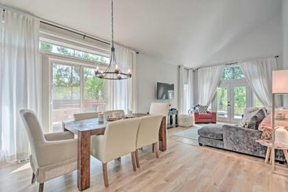 Chic Grants Pass Home 1 Mi to Drinks and Dining - image 4