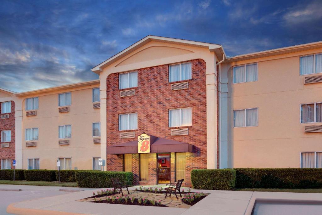 Super 8 by Wyndham Grapevine/DFW Airport Northwest - image 4