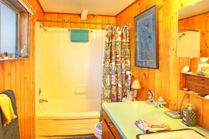 B & R Beach Bungalow - image 10