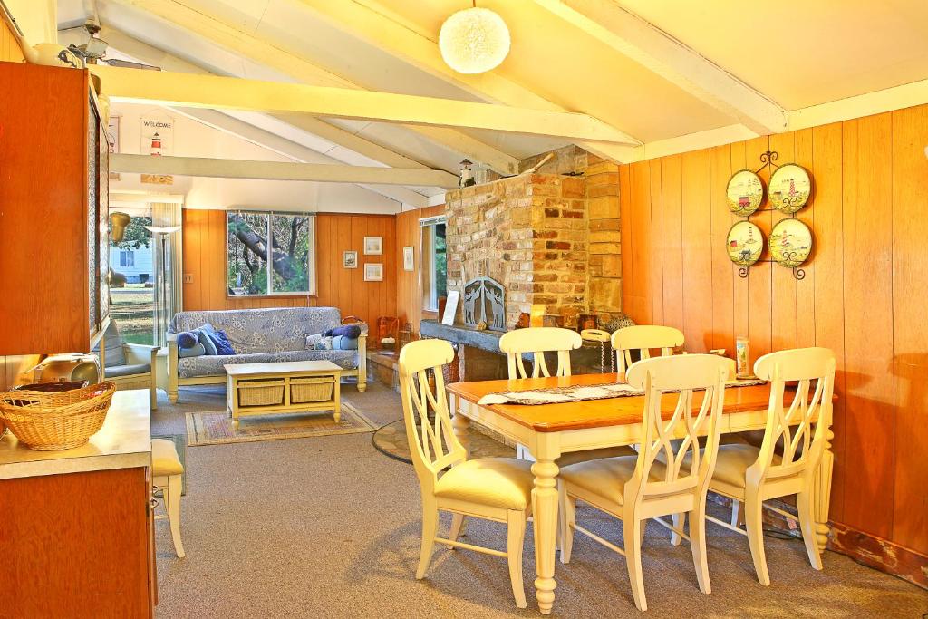 B & R Beach Bungalow - image 4