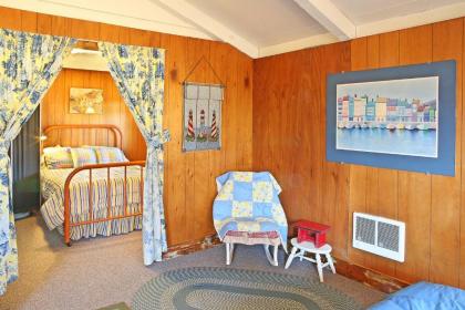 B & R Beach Bungalow - image 9