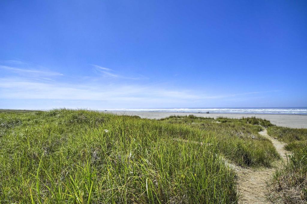 Coastal PNW Gem with Hot Tub - Walk to Beach! - image 2