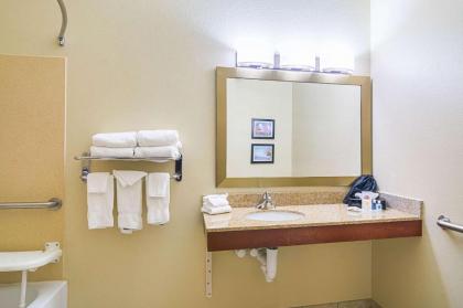 Comfort Suites Grayslake - image 9