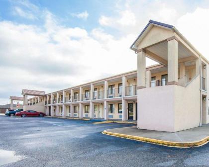 Econo Lodge - image 2