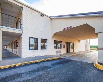 Econo Lodge - image 3