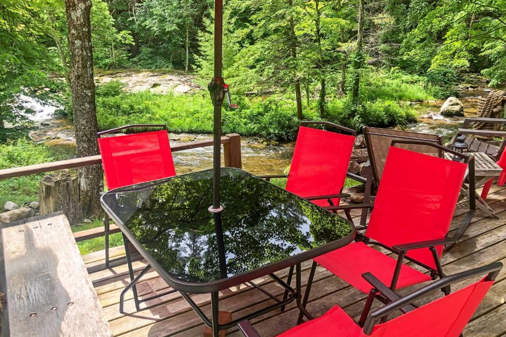 The Mill River Cabin with Fireplace and River View! - image 2