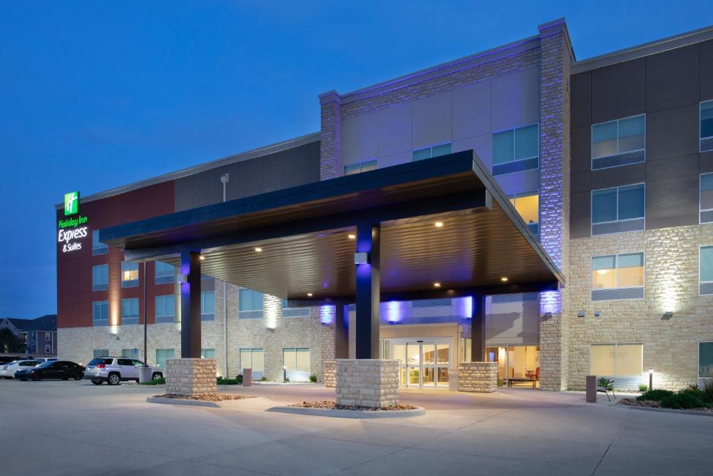 Holiday Inn Express & Suites Great Bend an IHG Hotel - main image