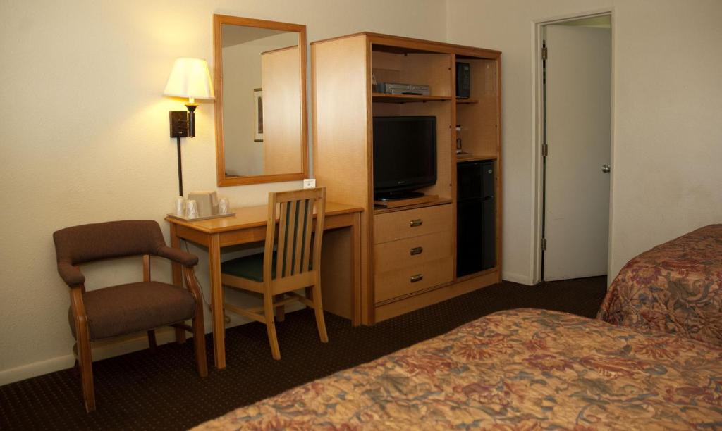 Travelers Budget Inn - image 6