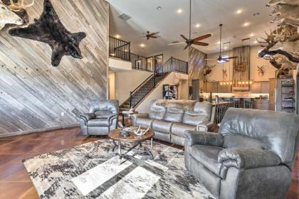 Kansas Hunting Lodge Ideal for Large Groups! - image 1